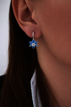 Stříbrné náušnice modré KVĚTINY se zirkony na klapku